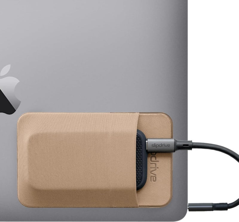Slipdrive حافظة قرص صلب محمولة للكمبيوتر المحمول - قرص صلب SSD - لاصق قابل لإعادة الاستخدام - 5 بوصة × 3.2 بوصة - حقيبة حمل خارجية للقرص الصلب - حقيبة سفر جيب (صغيرة، حجر رملي) - Image 1